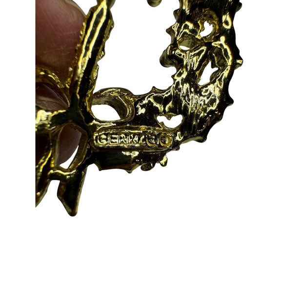 Gerry's Christmas Wreath Brooch Gold Tone Red Green With Candle and Bow Vintage - Picture 3 of 6